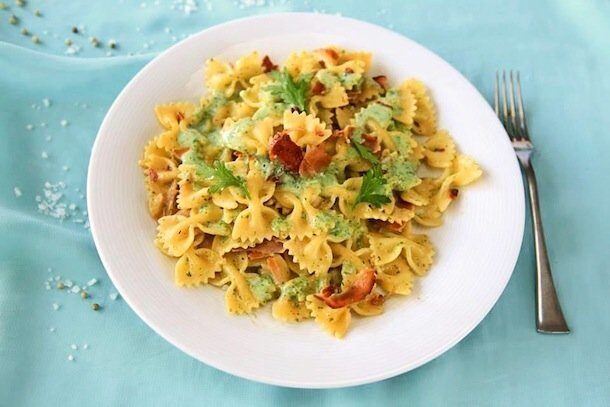 Farfalle con speck e crema delicata al prezzemolo