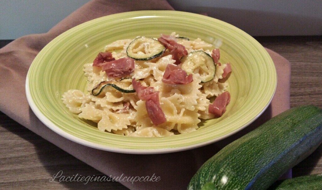 Farfalle con speck, zucchine e philadelphia