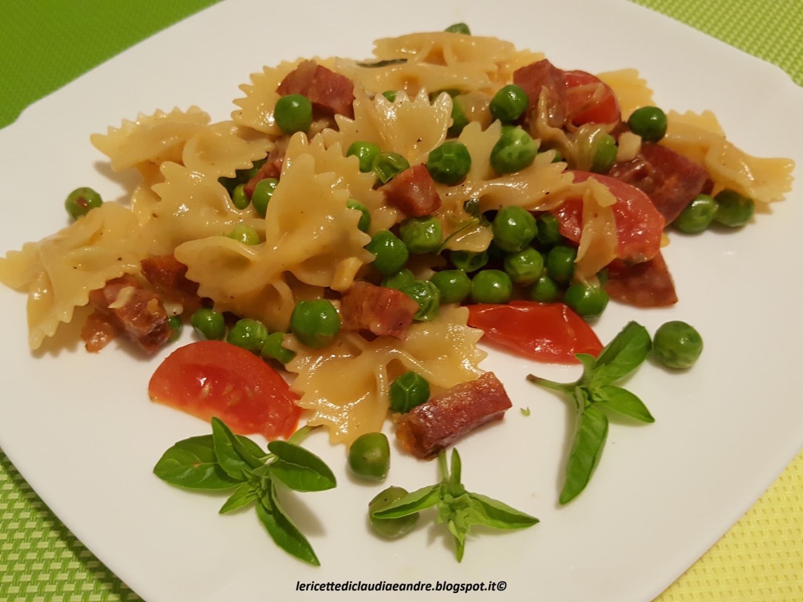 Farfalle con spianata calabrese, piselli e stracchino