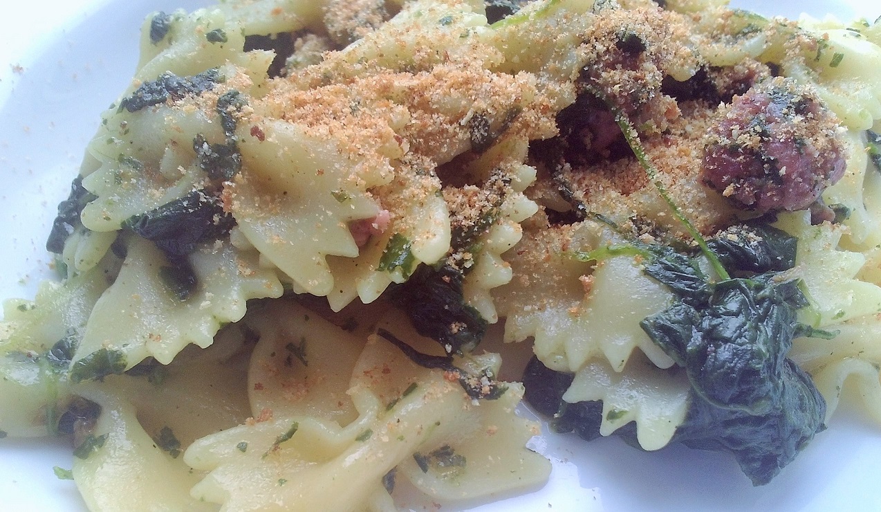 Farfalle con spinaci e salsiccia