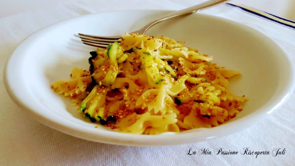 Farfalle con zucchina e sesamo
