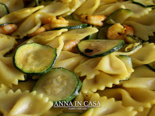 Farfalle con zucchine e gamberetti