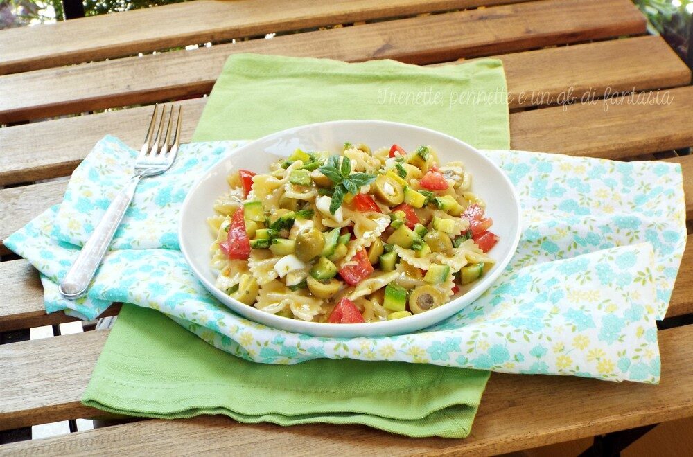 Farfalle con zucchine, pomodorini, olive e uova