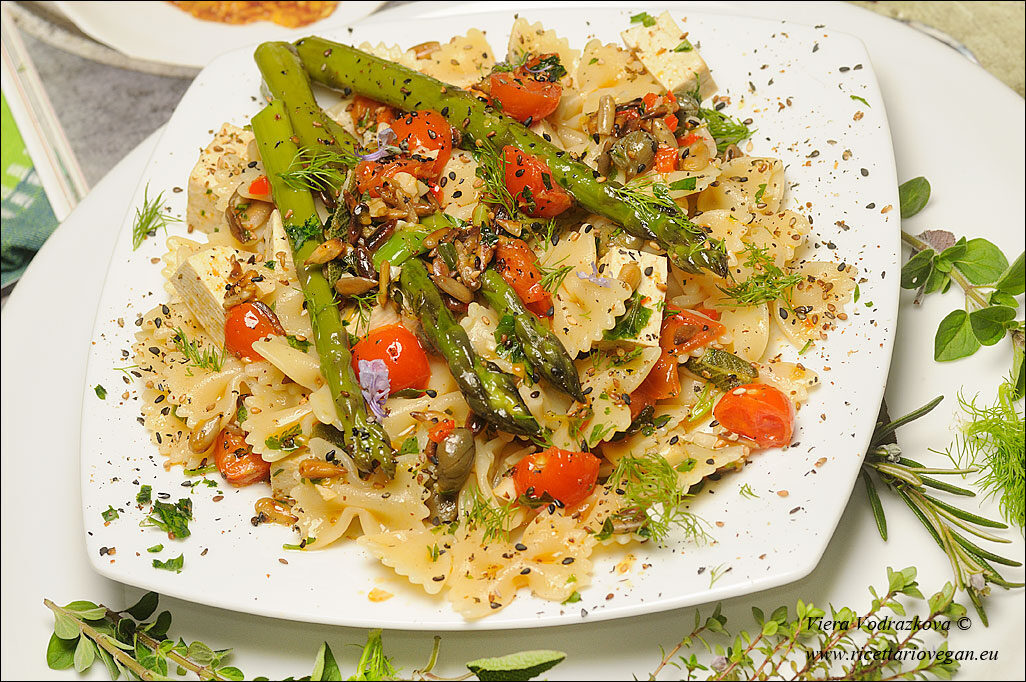 Farfalle di primavera con tofu, erbe aromatiche e asparagi