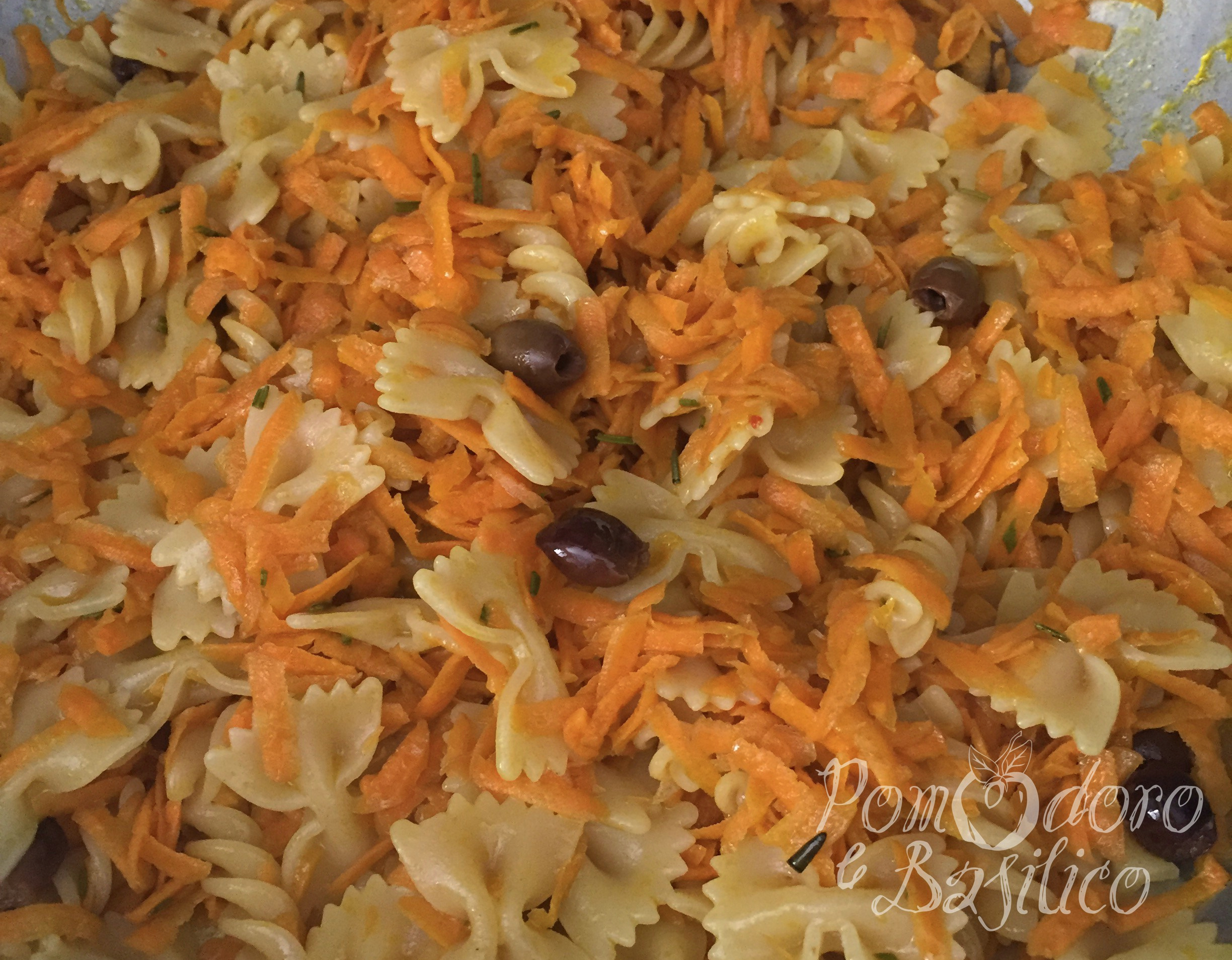 Farfalle e fusilli con carote e olive taggiasche