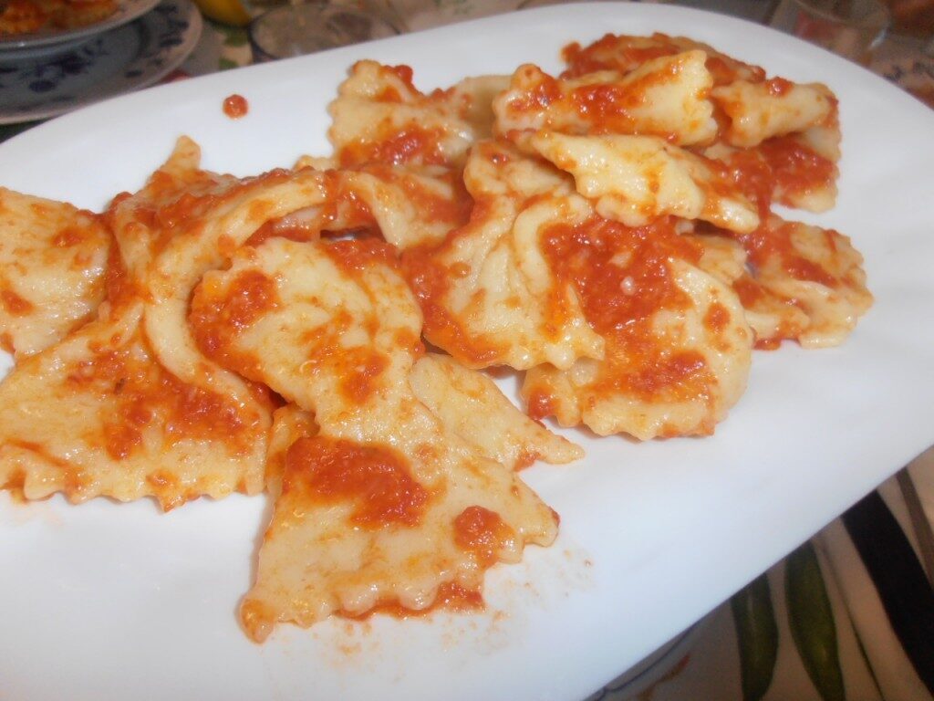 Farfalle fatte a mano(all’uovo) con salsa di pomodoro e basilico