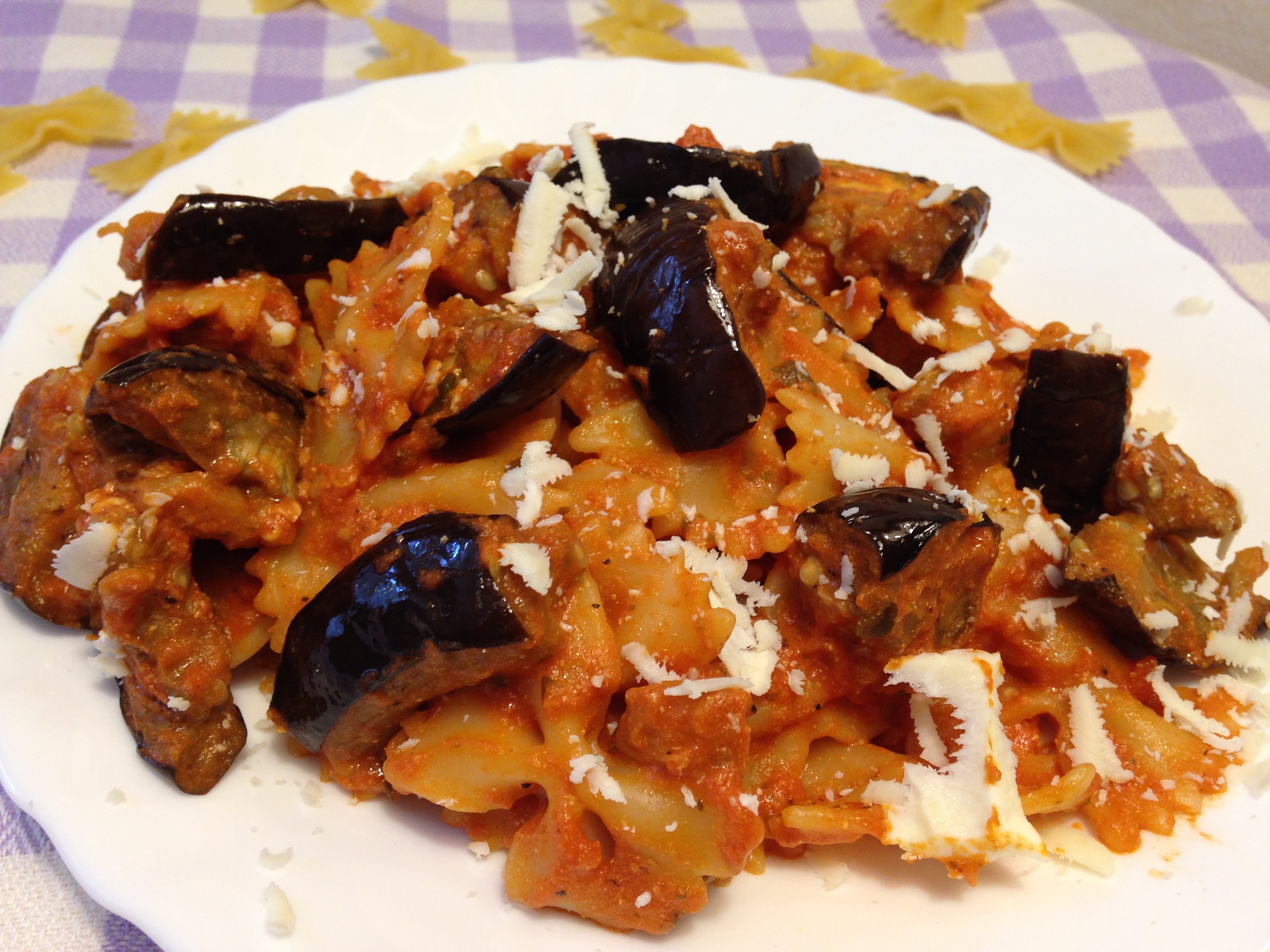 Farfalle in crema di pomodoro e pecorino con melanzane