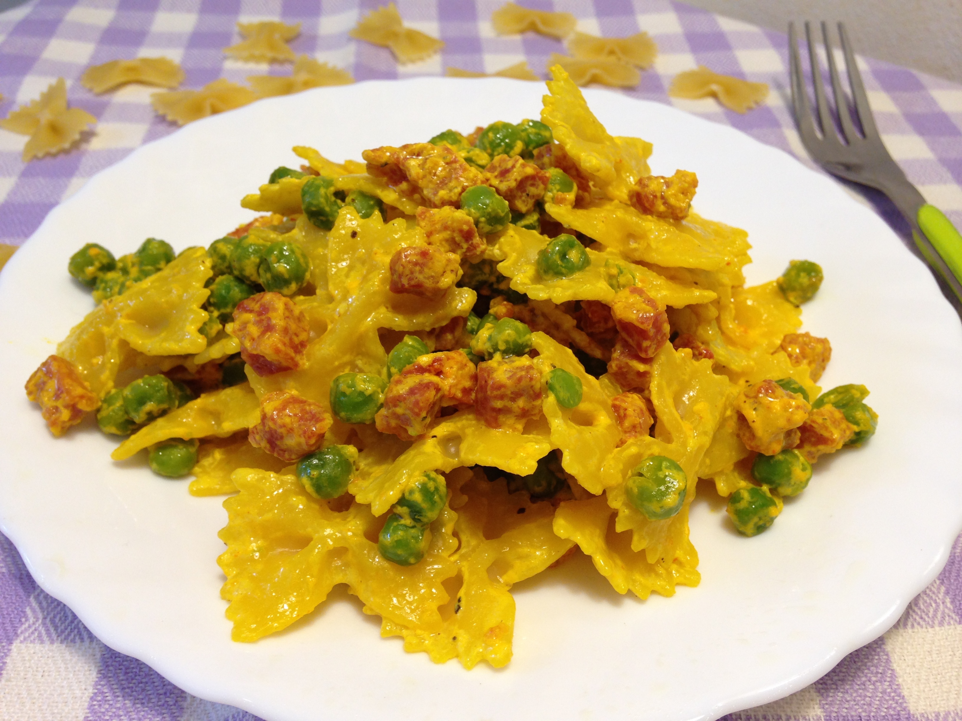 Farfalle in crema di zafferano con pancetta e piselli