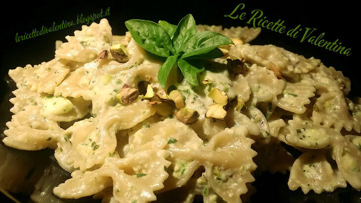 Farfalle integrali alla crema verde di zucchine, pistacchi e basilico