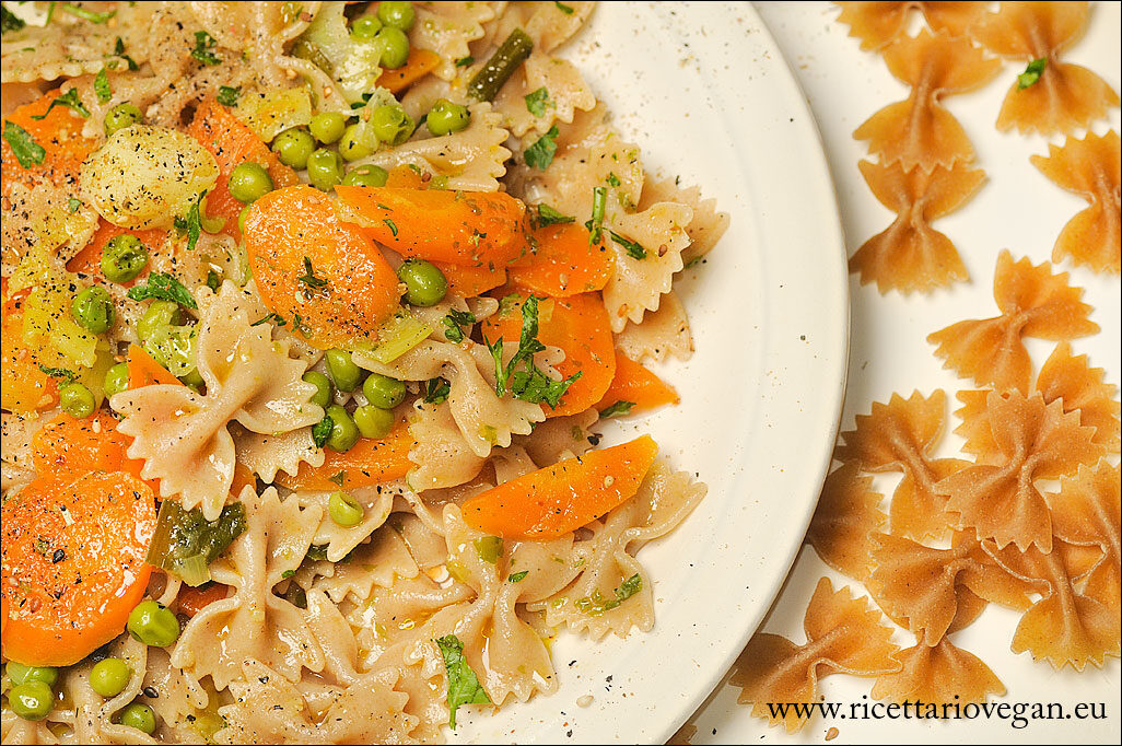 Farfalle integrali allo zenzero,carote e piselli