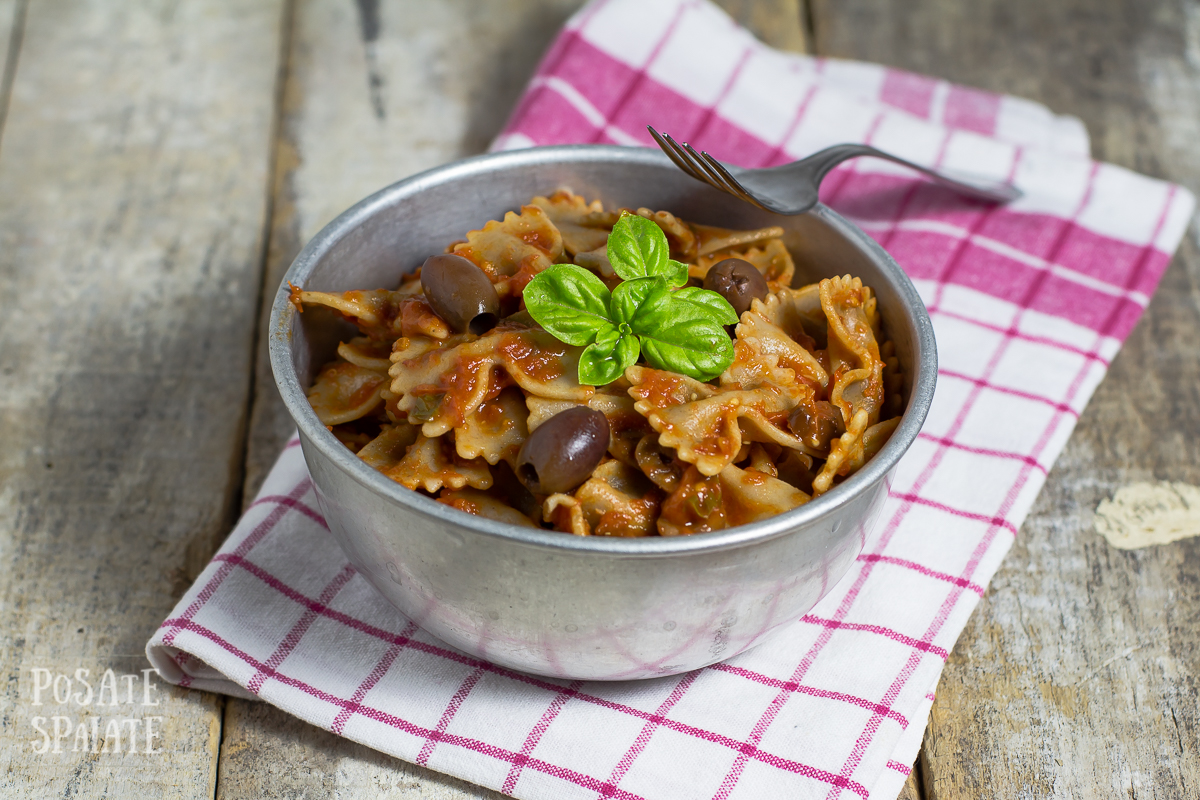 Farfalle integrali con pomodoro, olive e l’ultimo basilico