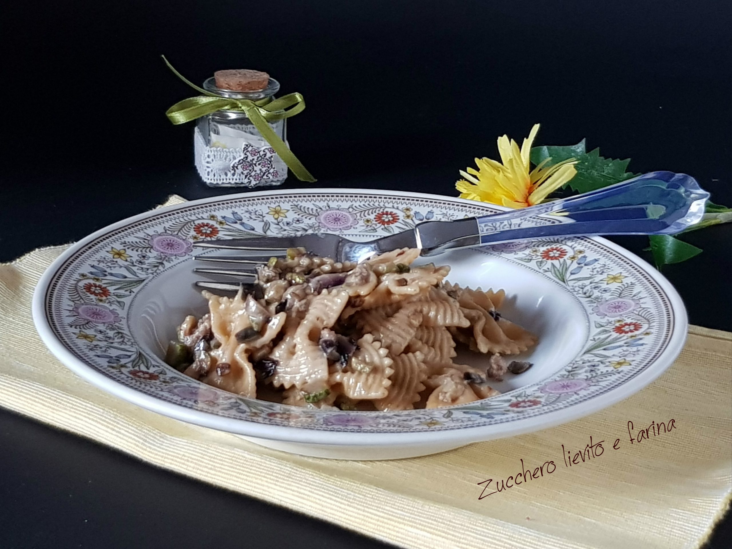 Farfalle integrali con verdure e salsiccia