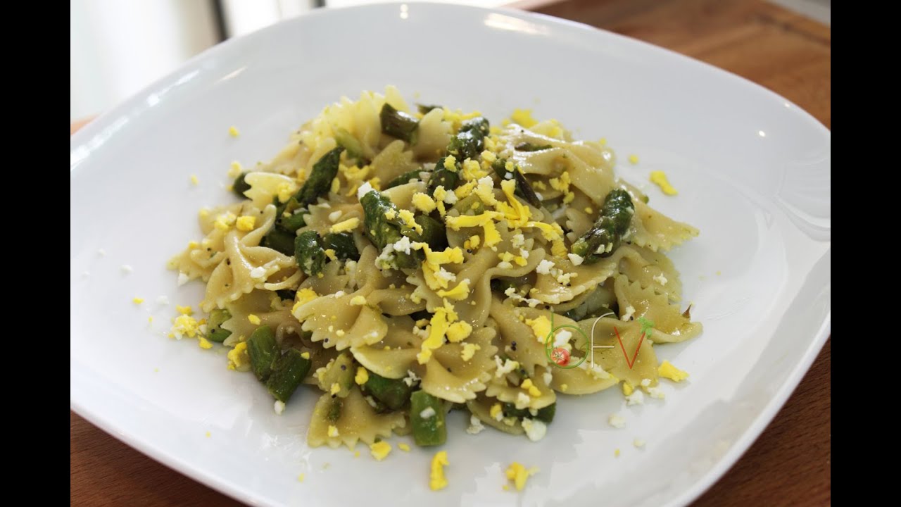 Farfalle “mimosa” con asparagi e uova [videoricetta]