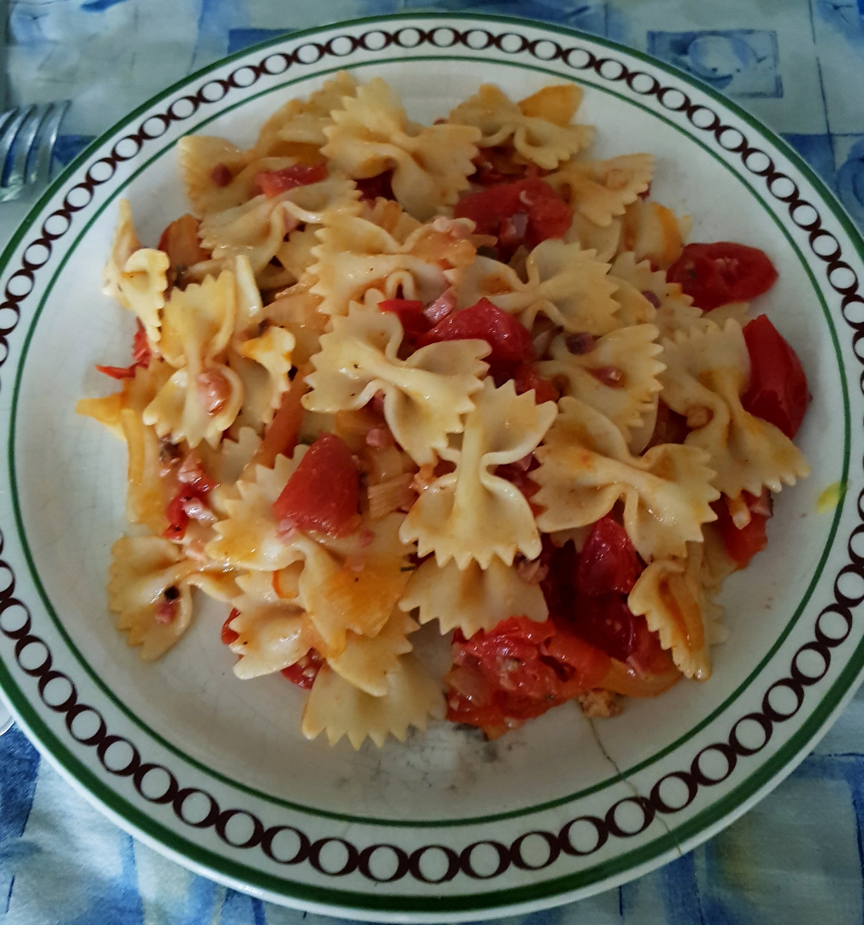 Farfalle pomodorini e speck