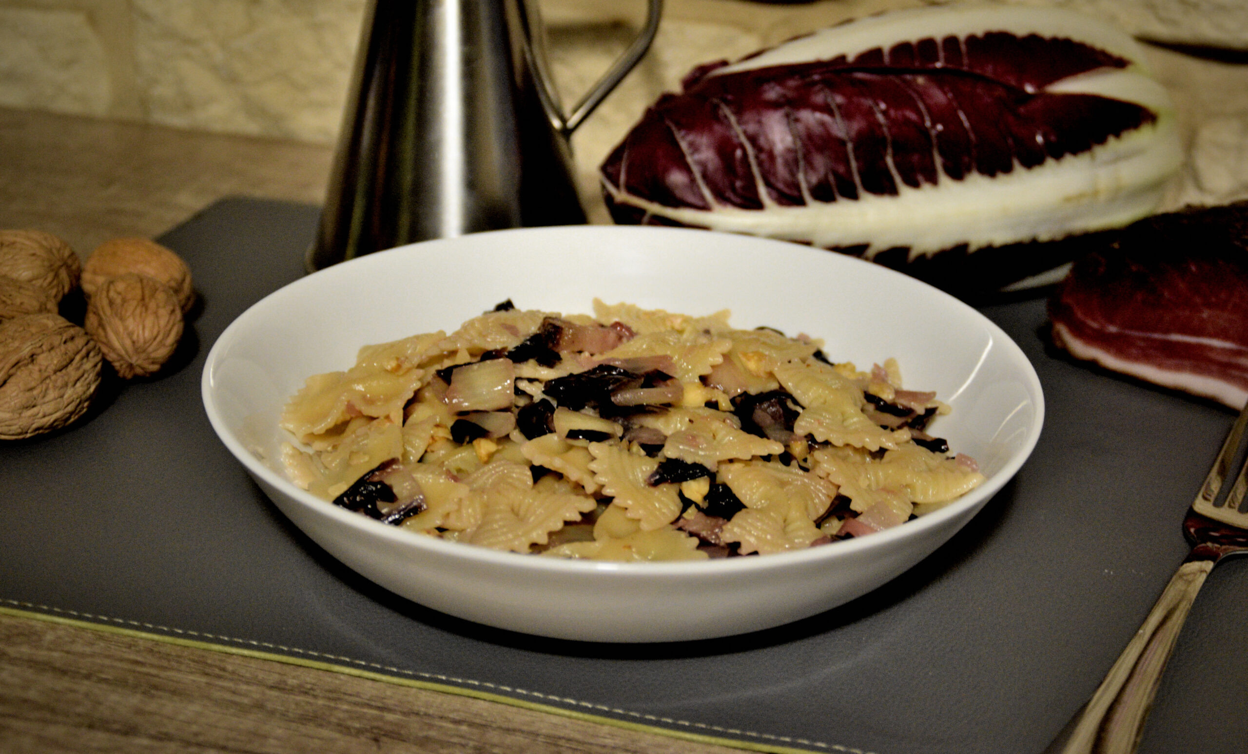 Farfalle radicchio, speck e noci: poca spesa e tanta resa