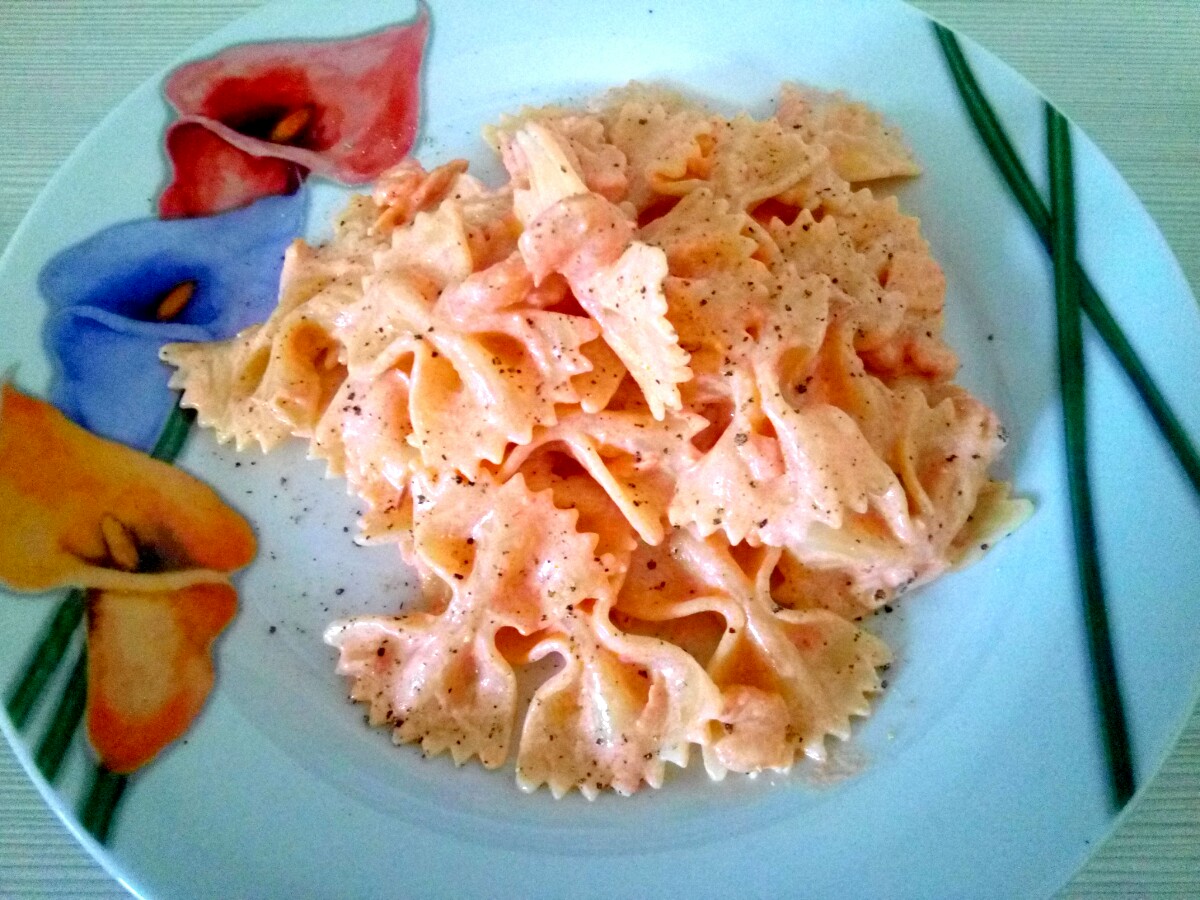 Farfalle rosa con salmone e gamberetti