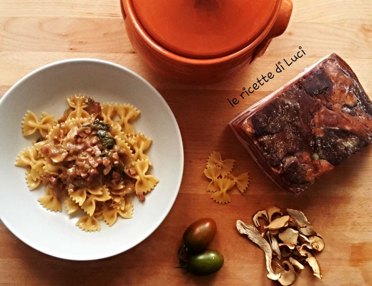 Farfalle speck, porcini e pomodorini verdi