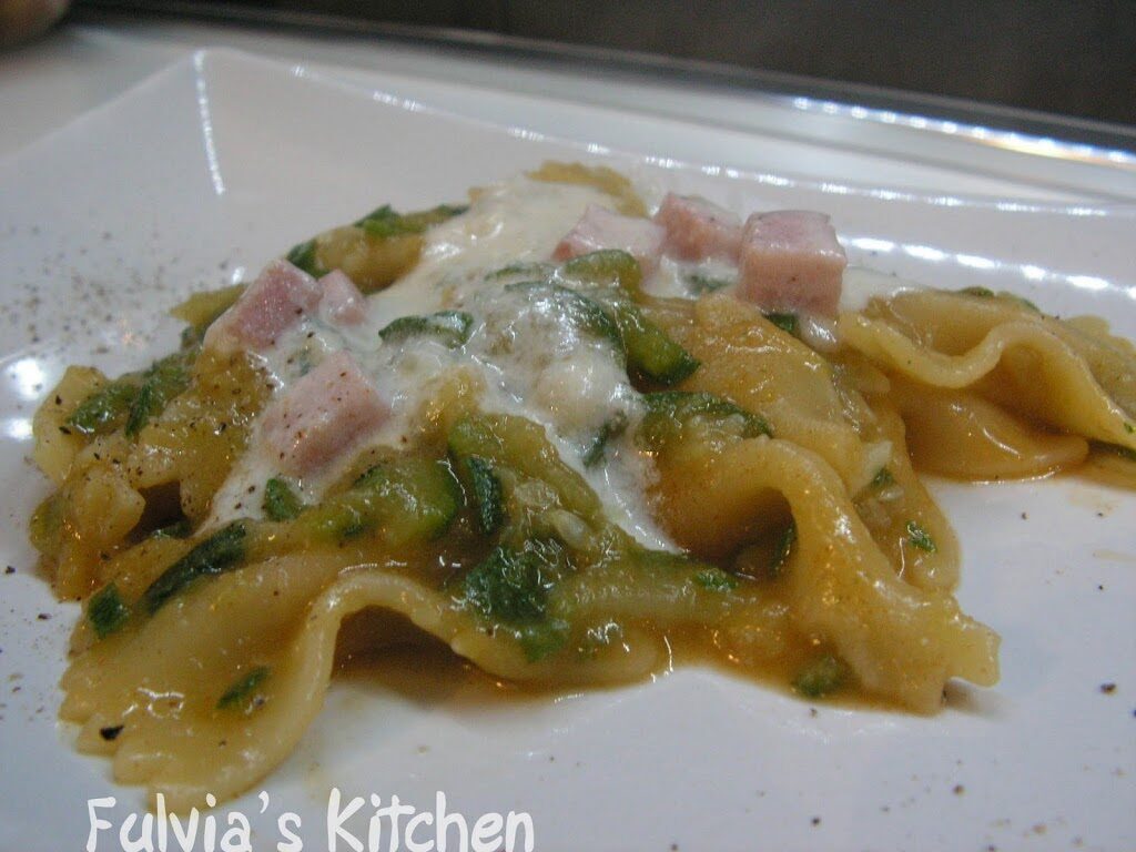 Farfalle zucchine e dadini di prosciutto cotto