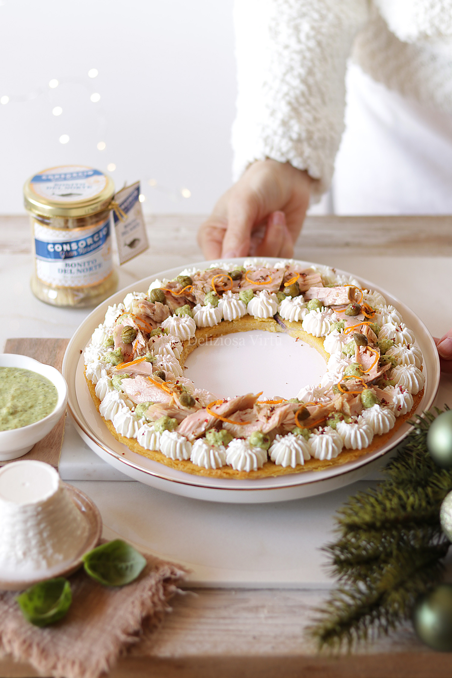 Farinata di ceci e cipolla rossa con filetti di bonito del norte, mousse di ricotta e pesto di agrumi