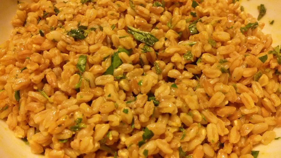 Farro al lime, curcuma ed erbette aromatiche
