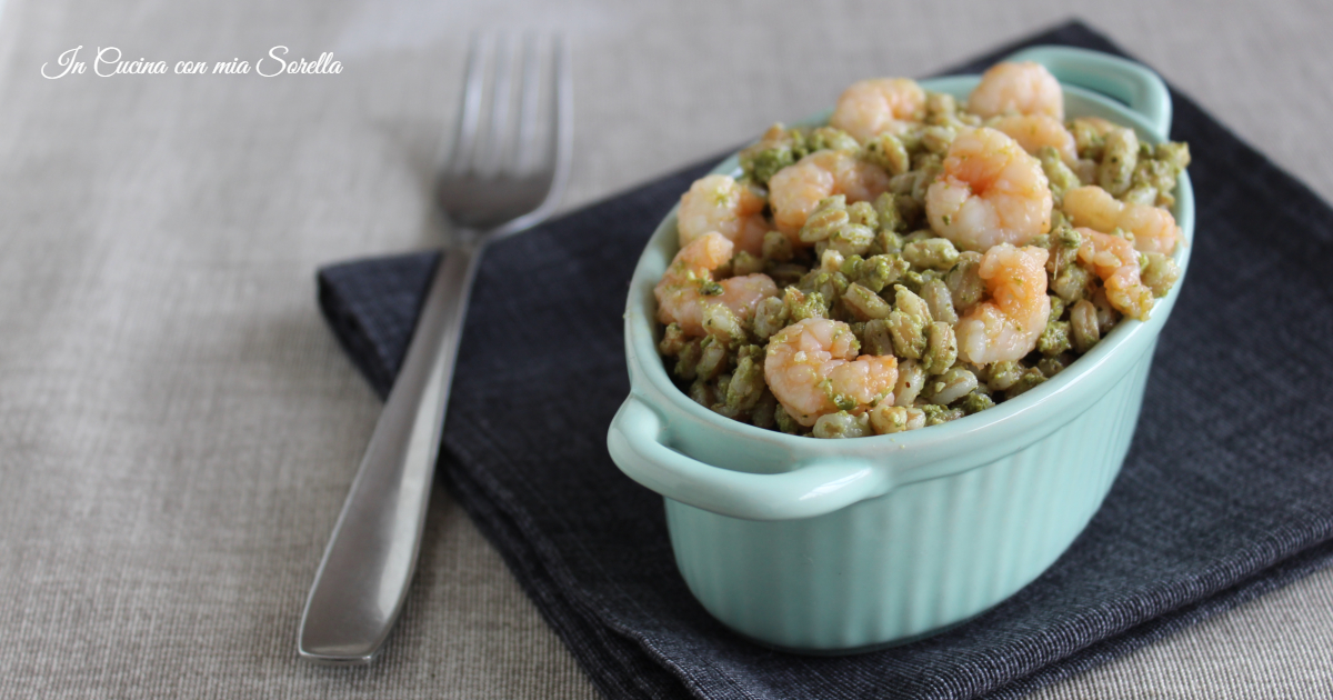 Farro al pesto di zucchine e gamberetti