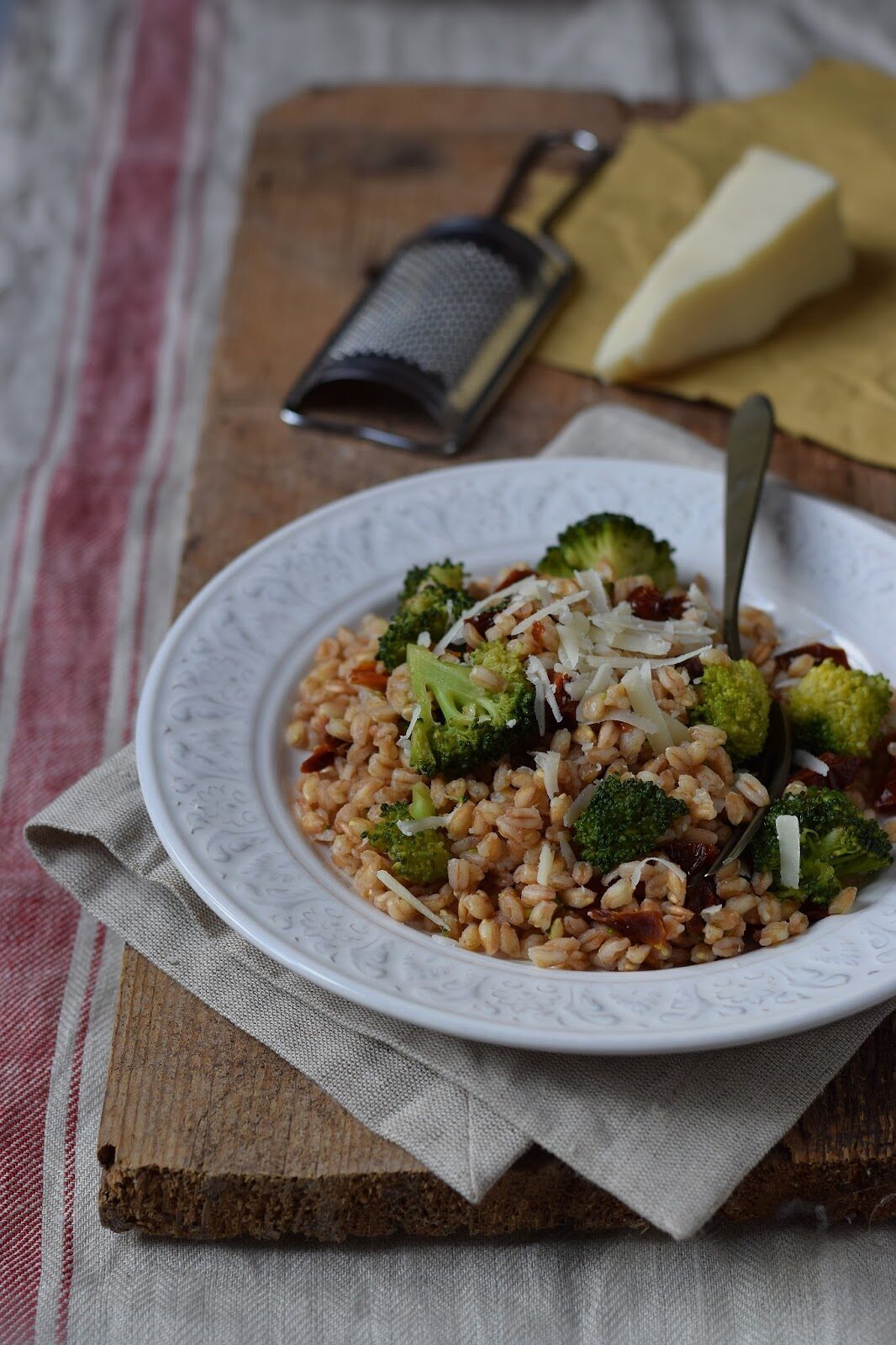 Farro con broccoli, pomodori secchi e pecorino romano
