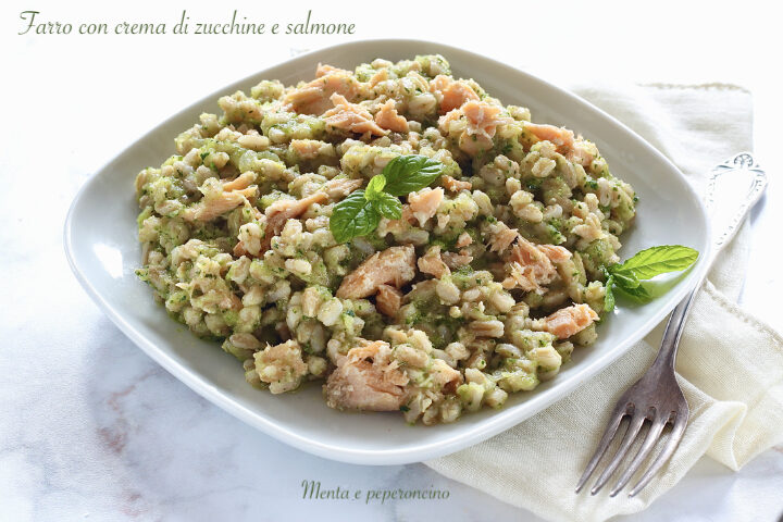 Farro con crema di zucchine e salmone