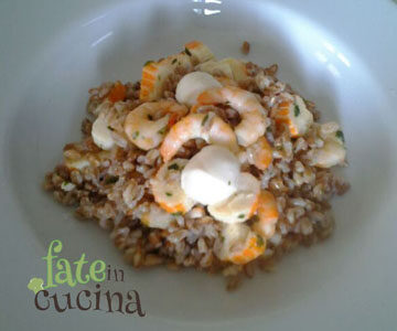 Farro con gamberi e surimi