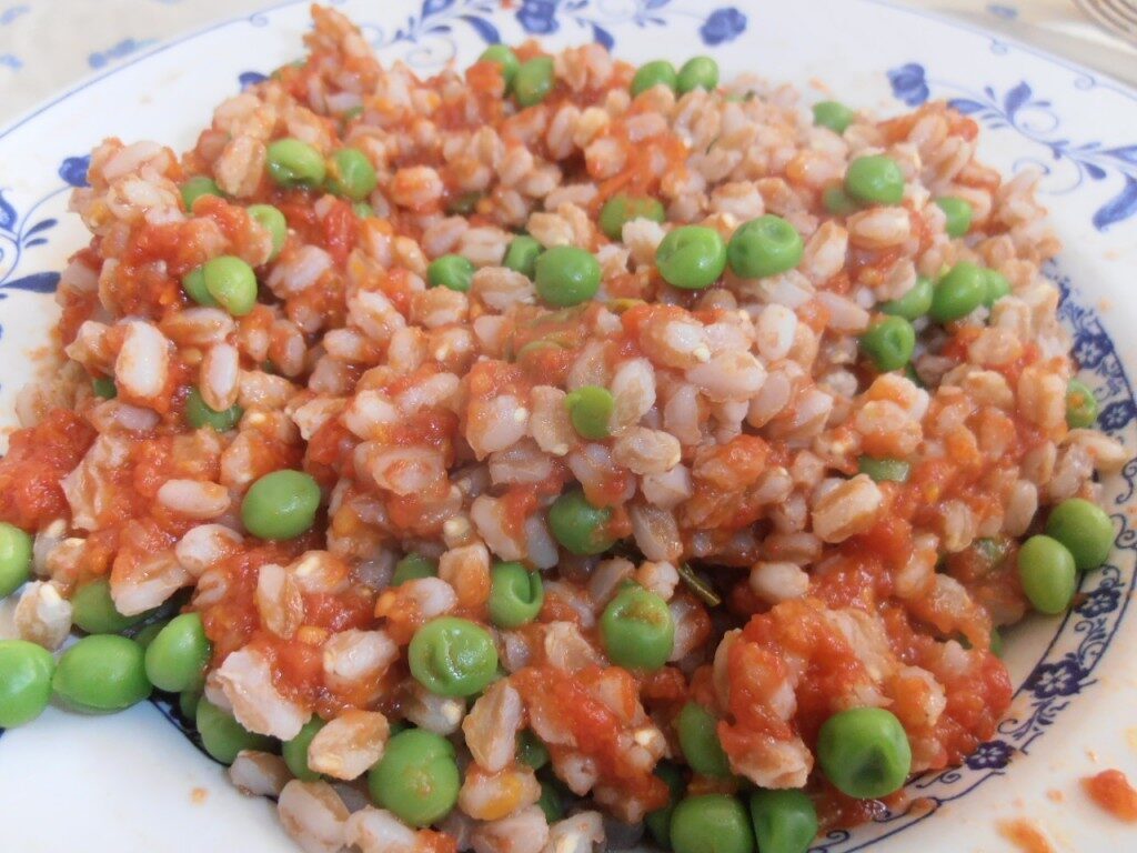 Farro con salsa di pomodoro e piselli