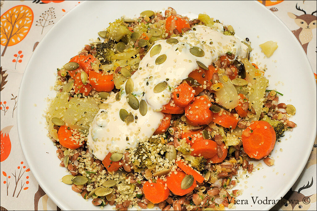 Farro con verdure e salsa allo yogurth greco vegano