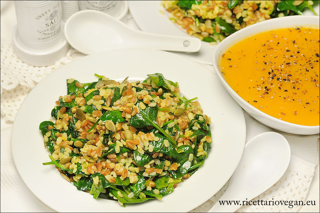 Farro integrale e urid dal dhuli con spinaci
