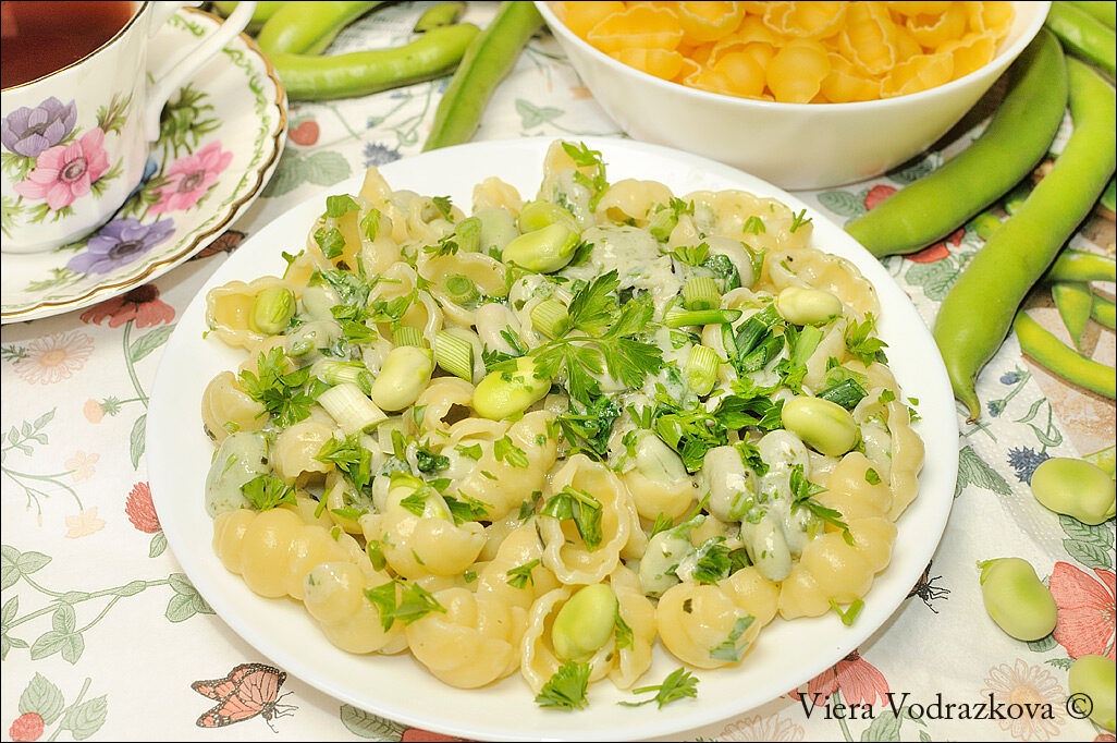 Fava primaverile alla crema di anacardi e rucola