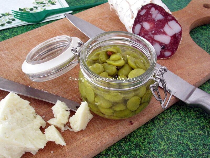 Fave marinate con menta, alloro e pepe bianco