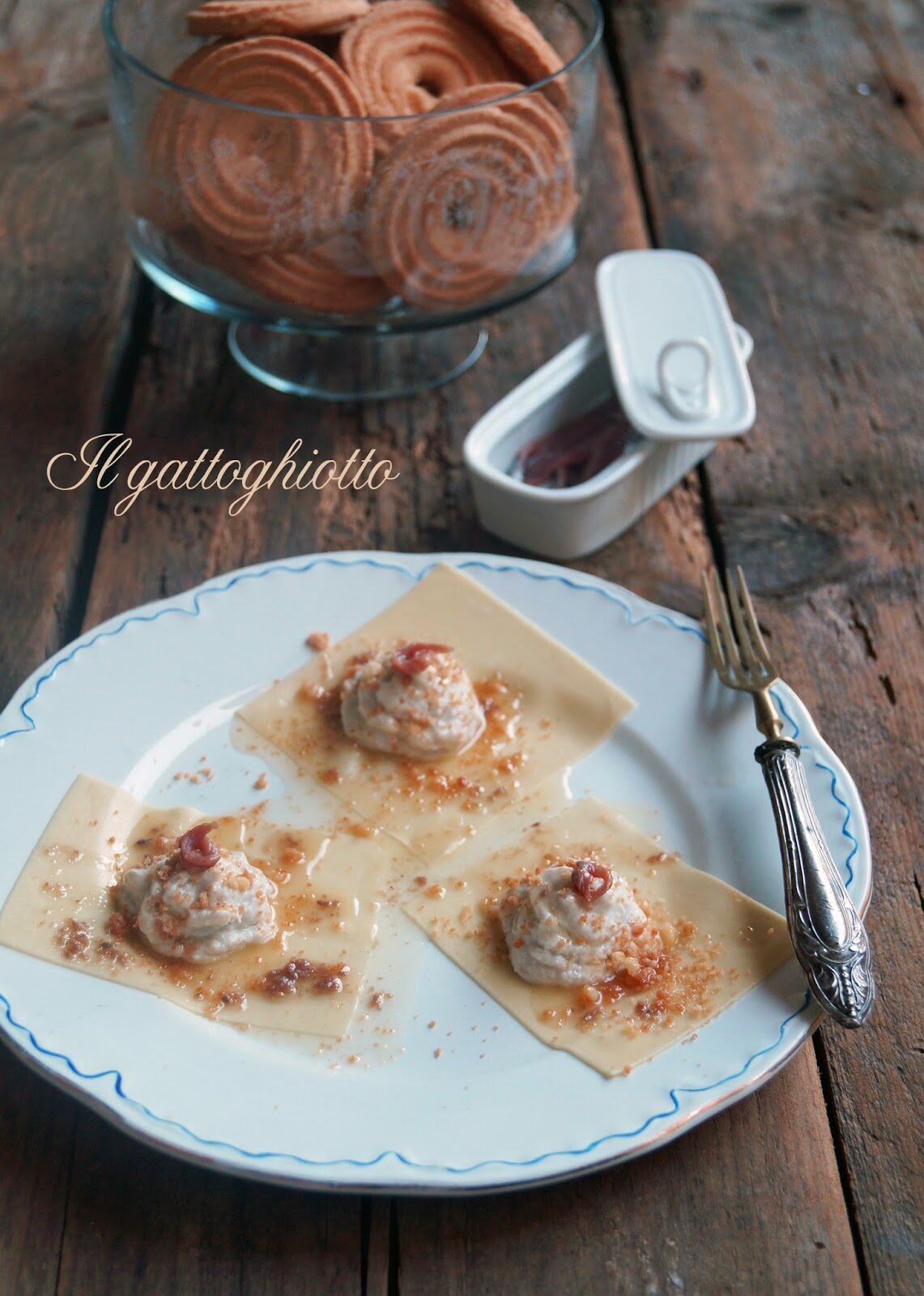 Fazzoletti di pasta fresca con crema di cardi e acciughe e briciole tostate di paste di meliga