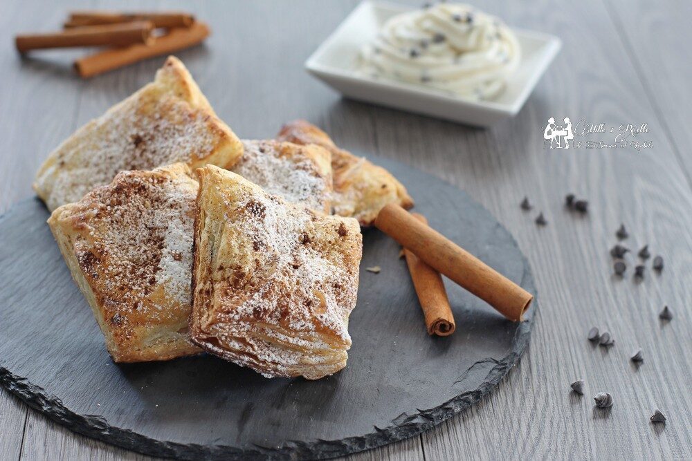 Fazzoletti di sfoglia dolci, con crema di ricotta e gocce di cioccolato