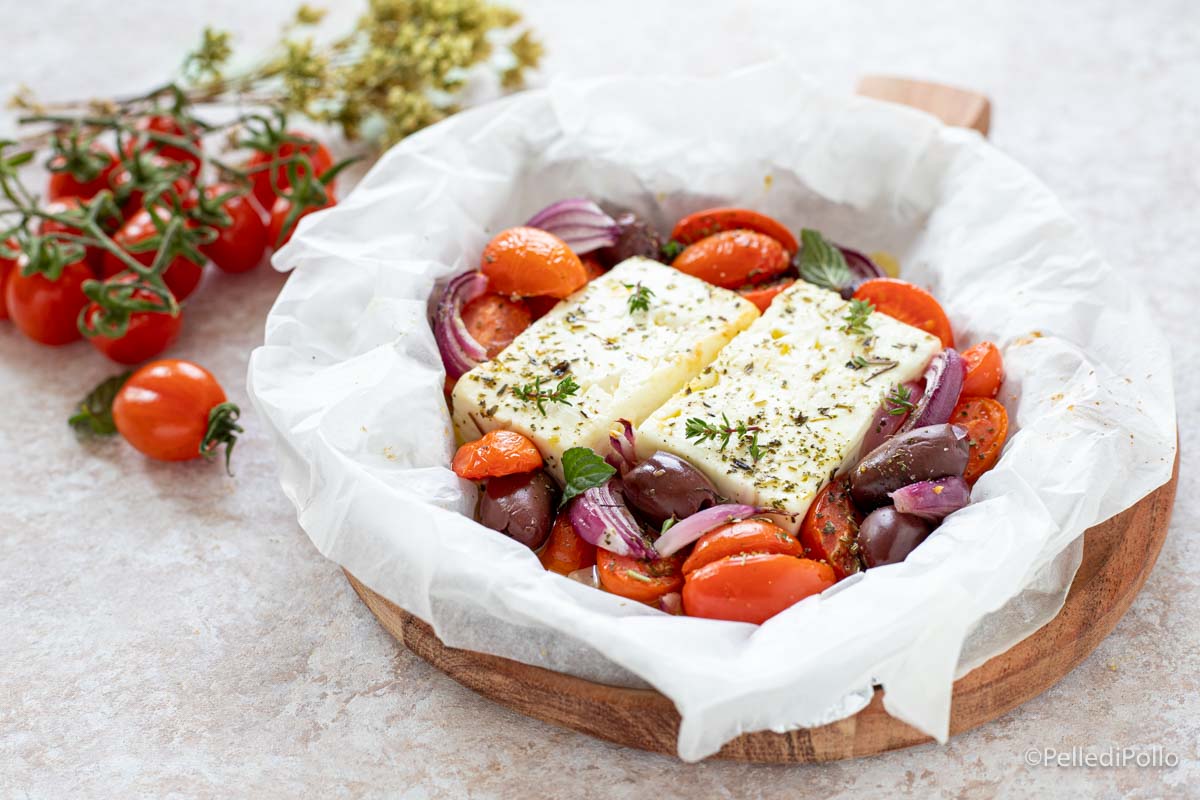 Feta al cartoccio con pomodori e olive