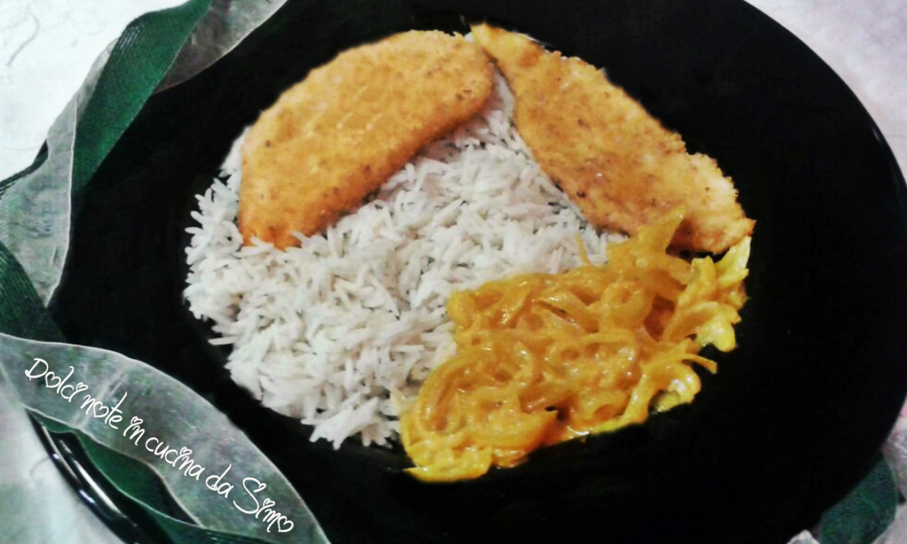 Fettine di pollo alla curcuma con riso basmati e cipolle stufate