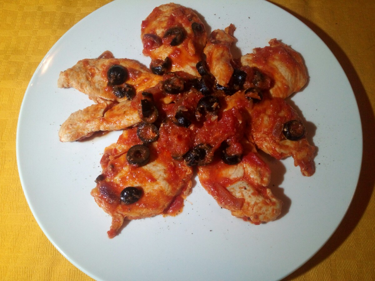 Fettine di pollo con olive e pomodoro