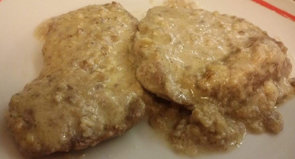 Fettine di vitello marinate al latte con salsa fontina e noci