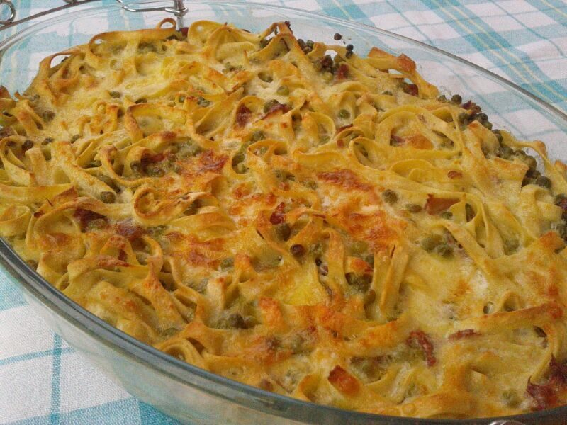 Fettuccine al forno con piselli e speck
