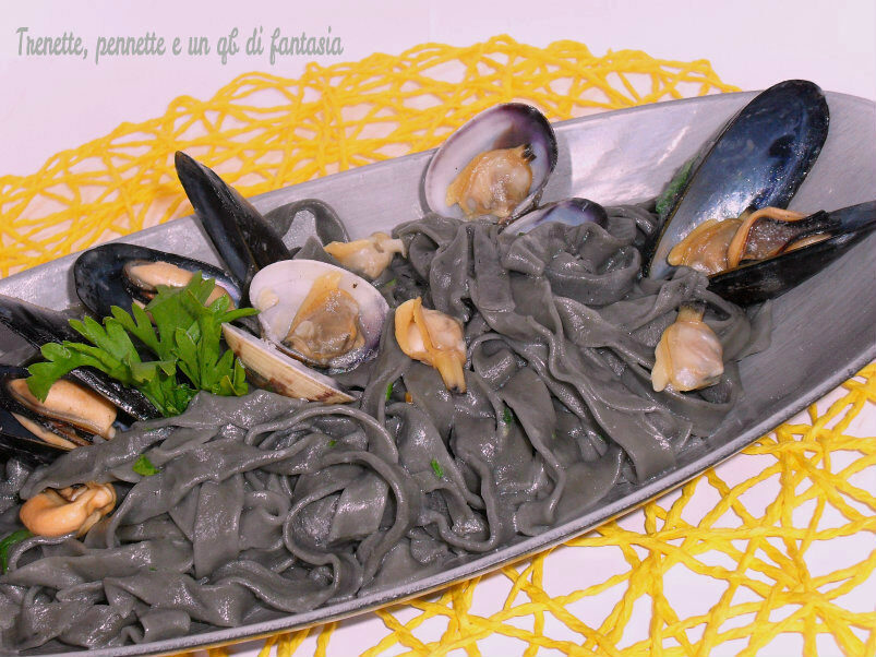 Fettuccine al nero con cozze e vongole