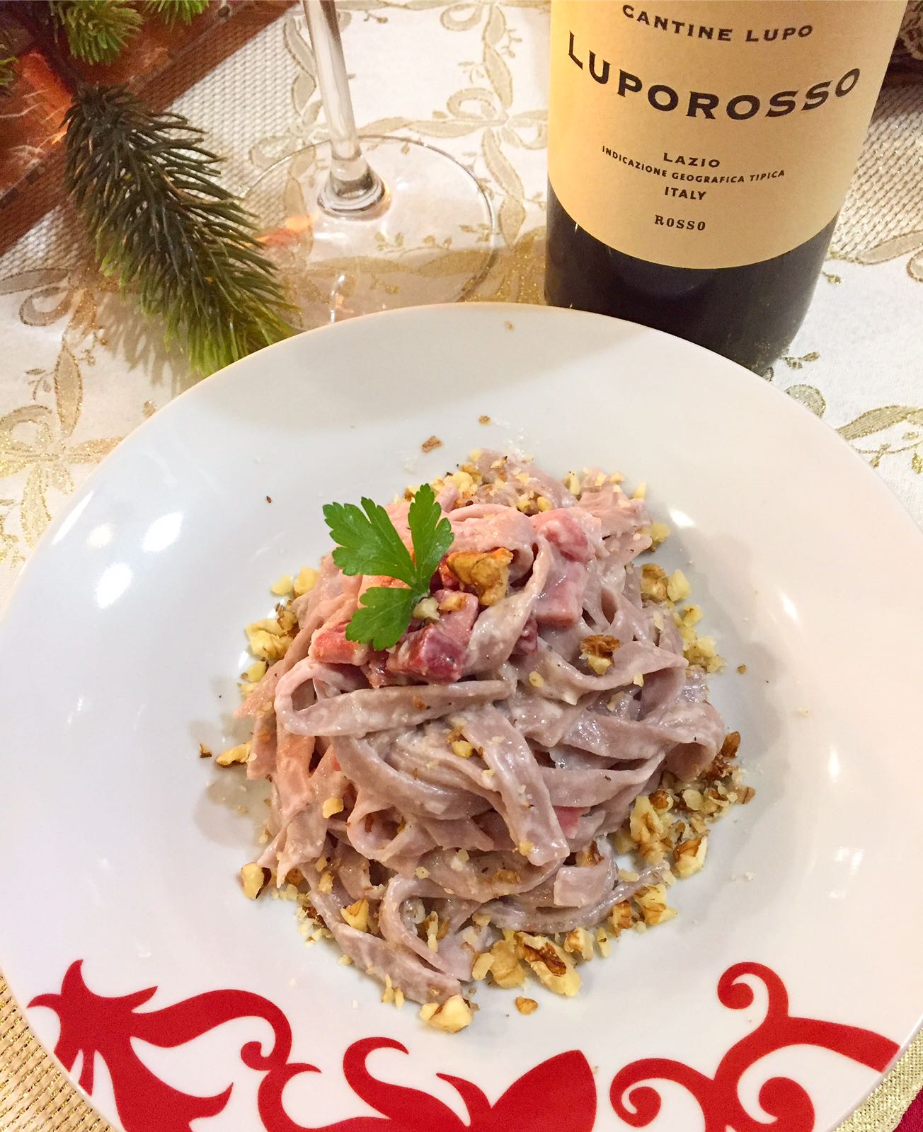 Fettuccine al vino rosso con speck e noci