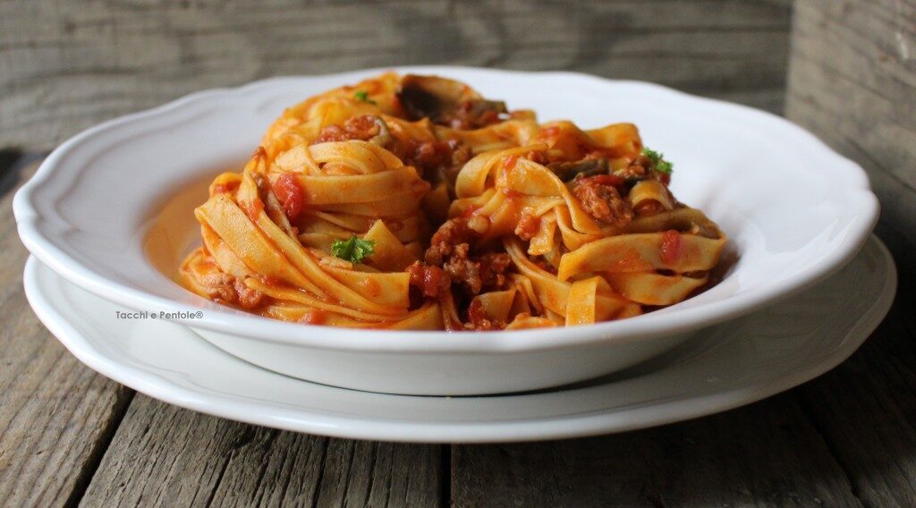 Fettuccine alla boscaiola con porcini e salsiccia