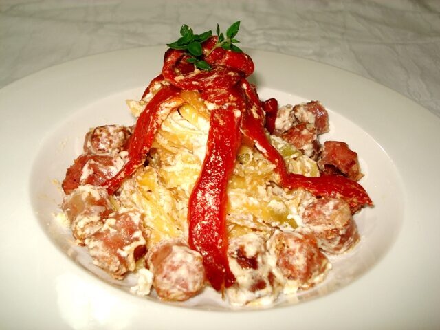 Fettuccine all’uovo con salsiccia e crema di ricotta (per 4)