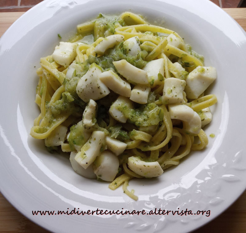 Fettuccine con calamari e zucchine