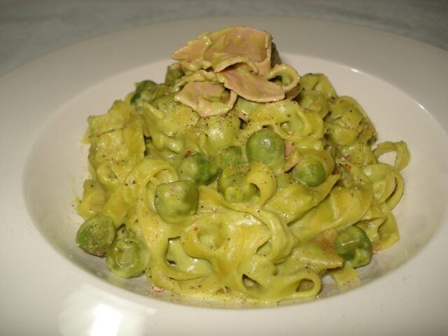 Fettuccine con crema di piselli (per 4)