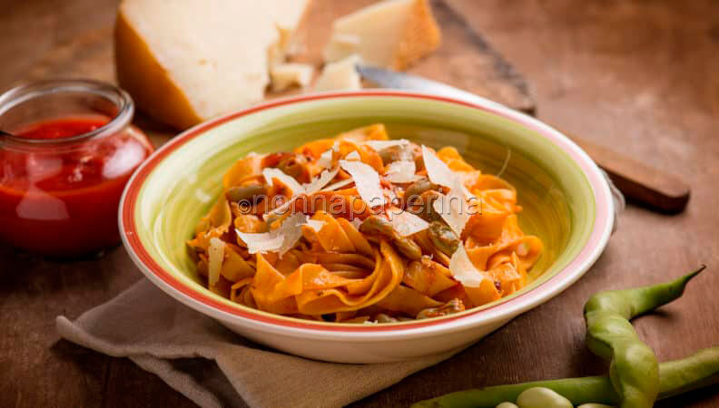 Fettuccine con fave, pomodoro e scaglie di pecorino e ho già fame!