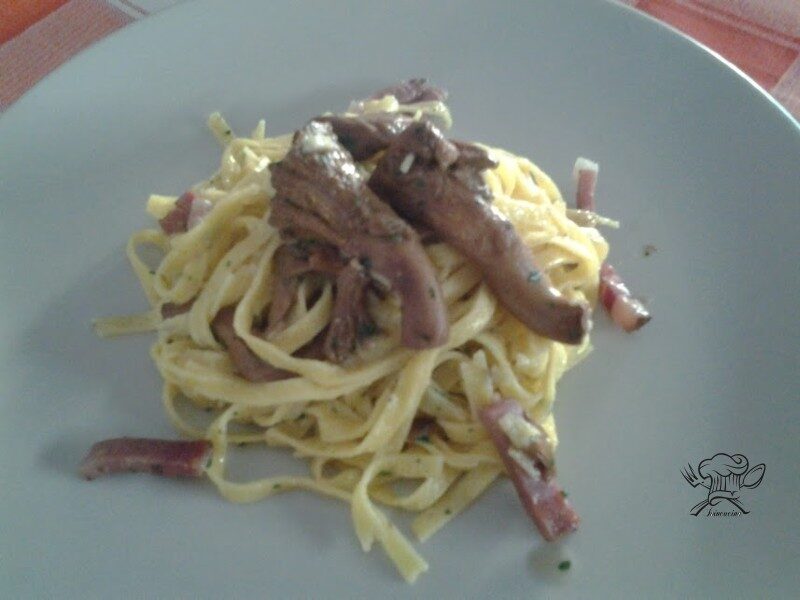 Fettuccine con finferli e speck (con foto)