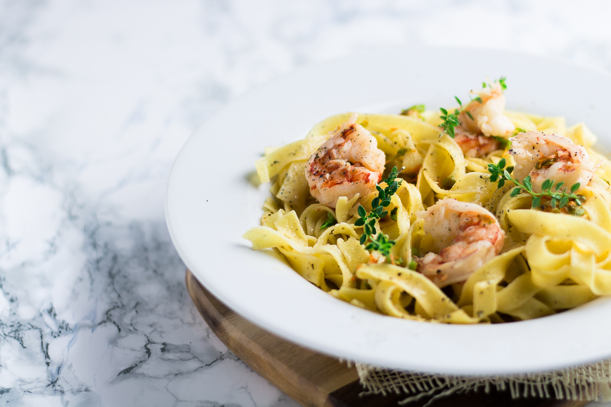 Fettuccine con gamberi, fiori di zucca e colatura di alici