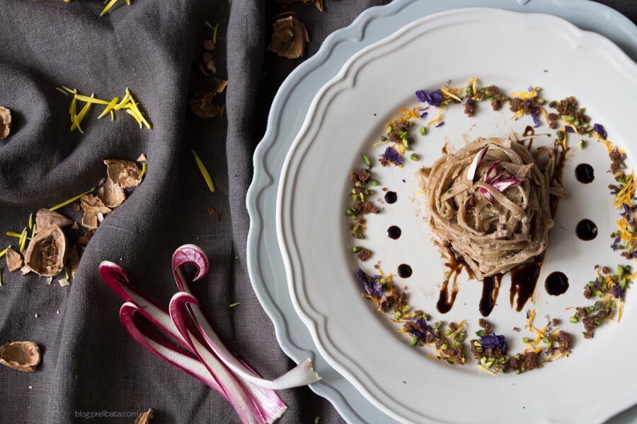 Fettuccine con pane di segale, noci e fiori d’inverno